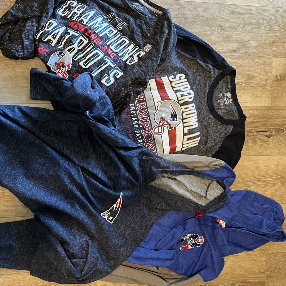 Bundle of 4 New England Patriots long sleeve shirts.